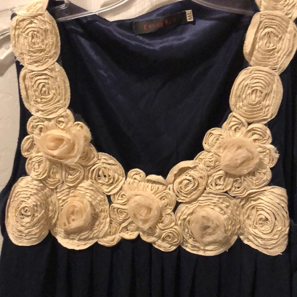 Sleeveless swing tunic with beige rose decor - Picture 3 of 3